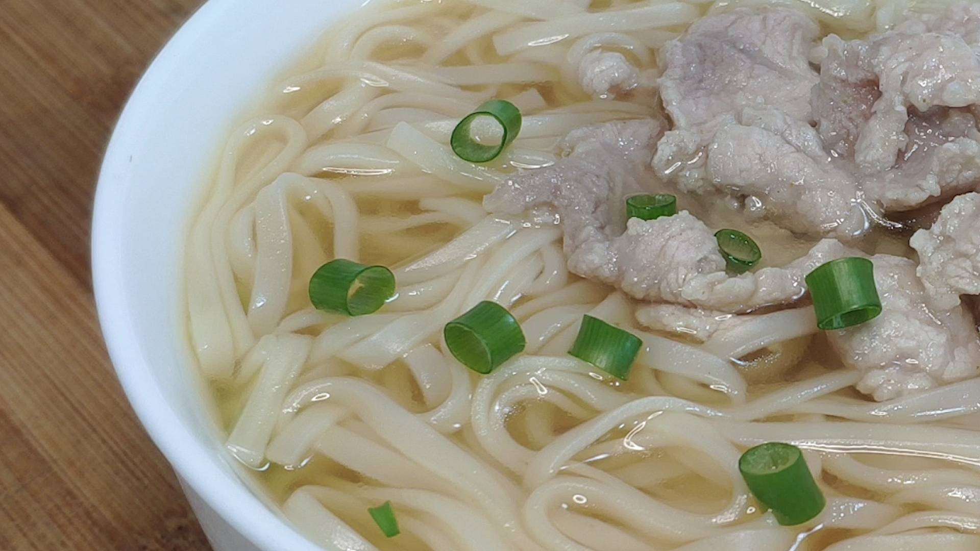 清汤肉片面的做法,只需10分钟就能做好,用来当早餐美味又营养